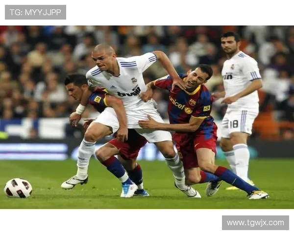 足球后卫球星的坚守与智慧全面解析他们的防守艺术 足球后卫球星的坚守与智慧全面解析他们的防守艺术